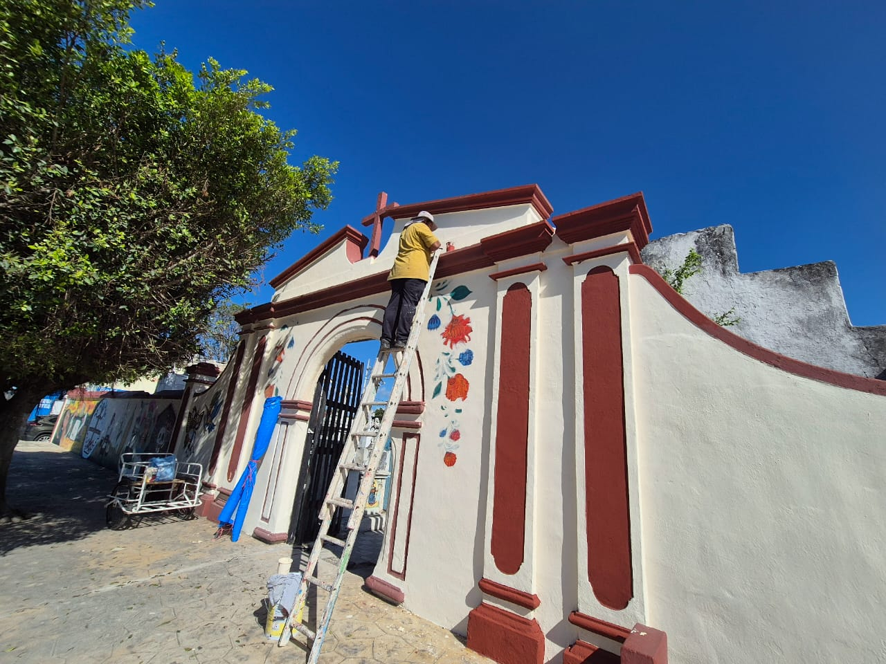  Embellecen el mural del panteón de Champotón en honor al Día de Muertos