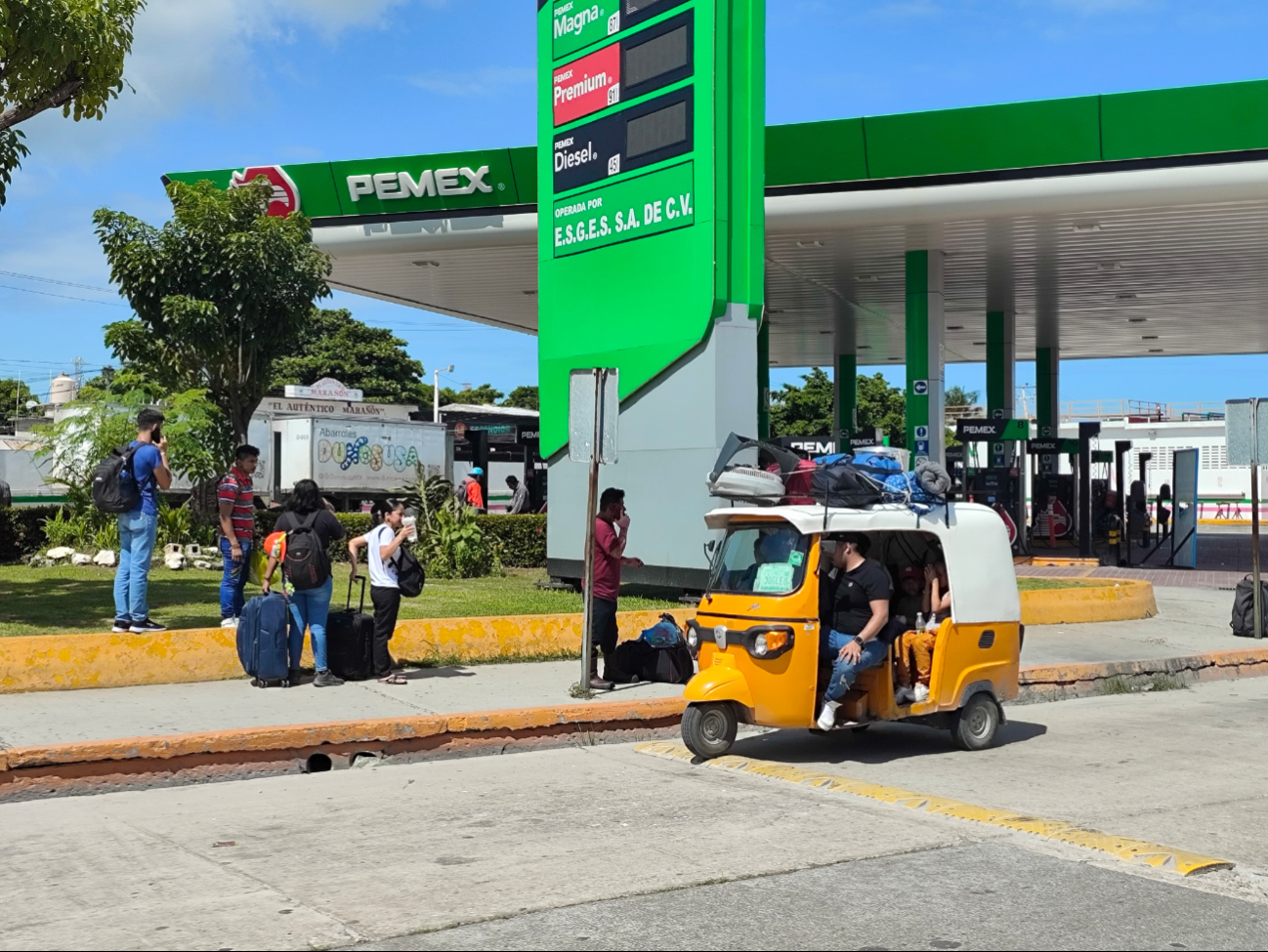 Algunos han recurrido a motocicletas y pochimóviles para moverse, aunque a un costo mayor