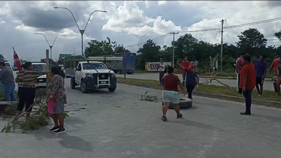 Ante la incompetencia de autoridades, vecinos se reunieron para iniciar bloqueos