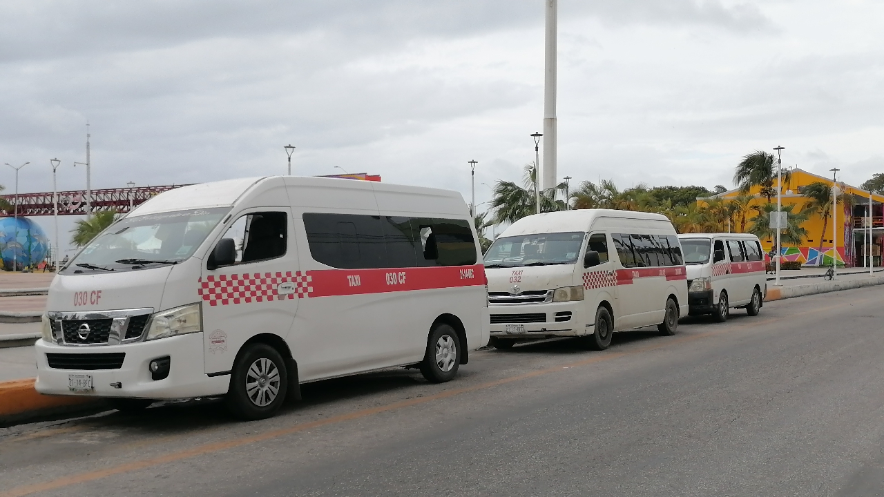 Conductores de combis en Carmen enfrentan pérdidas por bloqueo y bacheo