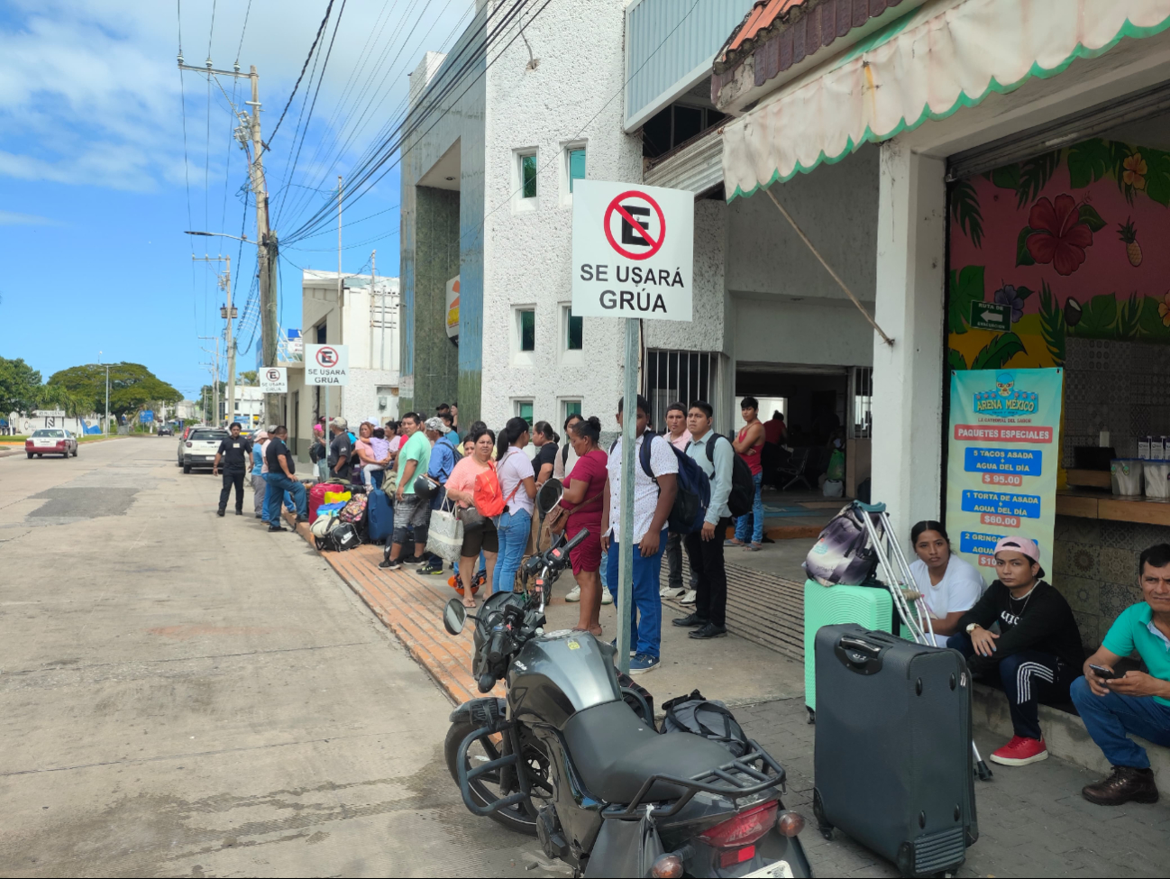 Buscan transporte alternativo tras no encontrar salidas de autobuses