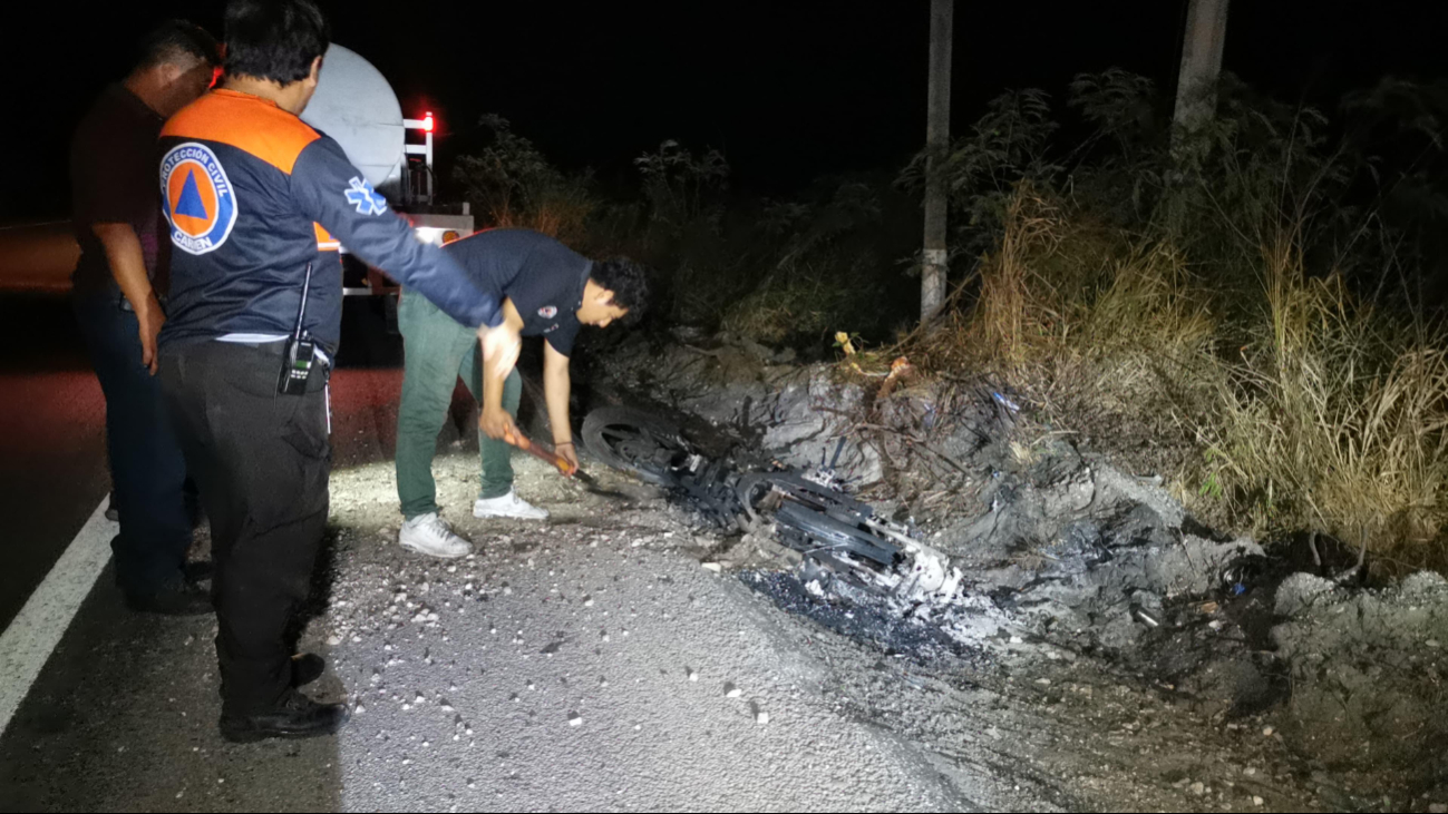 Ciudadanos reportaron una motocicleta totalmente calcinada en la carretera Carmen-Puerto Real