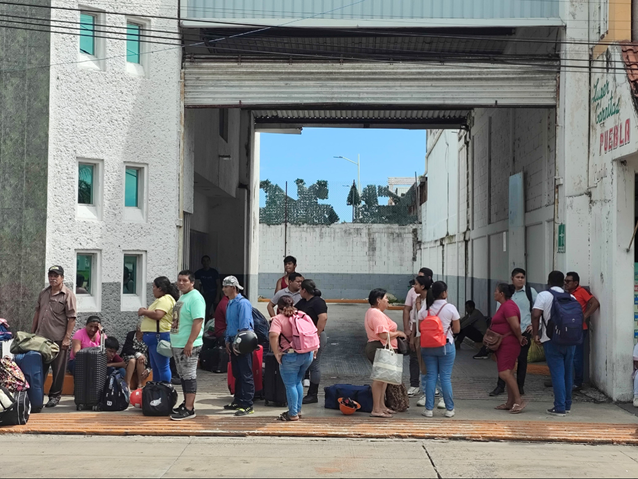 Decenas de personas, incluyendo familias completas, esperan en la central camionera Centla y la Terminal de Autobuses de Oriente