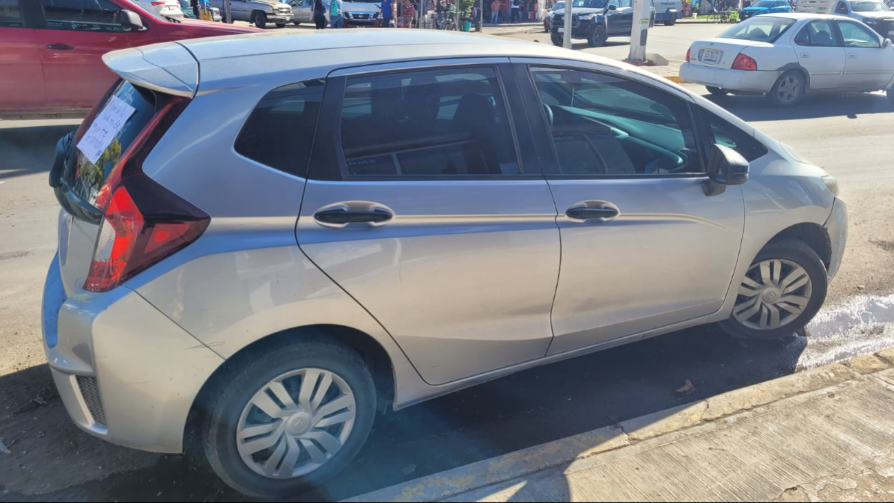 El auto fue estacionado frente a una casa de empeños, esperando atraer compradores con el ingenioso mensaje