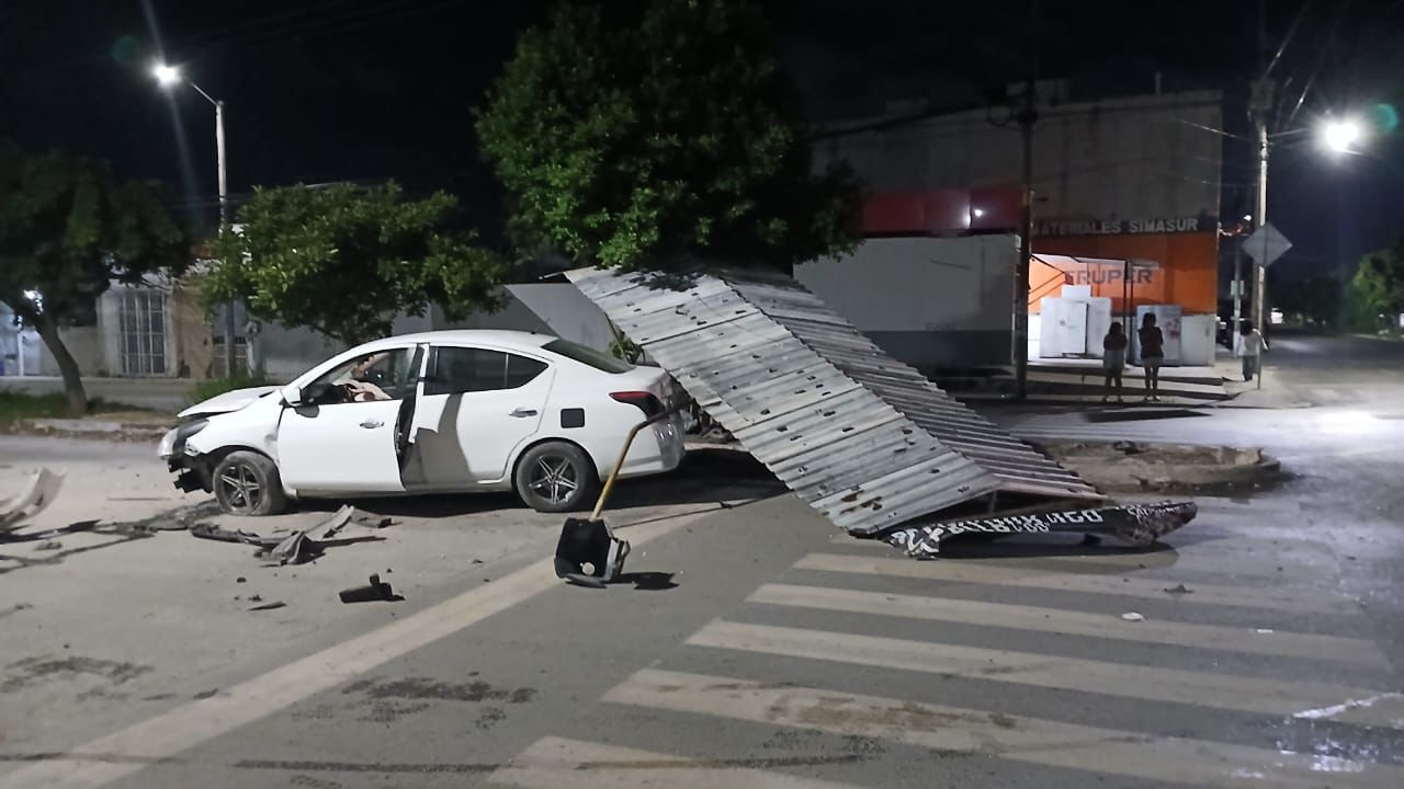 El conductor iba a exceso de velocidad, logrando perder el control e impactarse contra el puesto