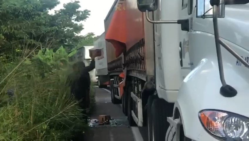 El primer incidente reportado fue el saqueo de un tráiler de paquetería de Tres Guerras