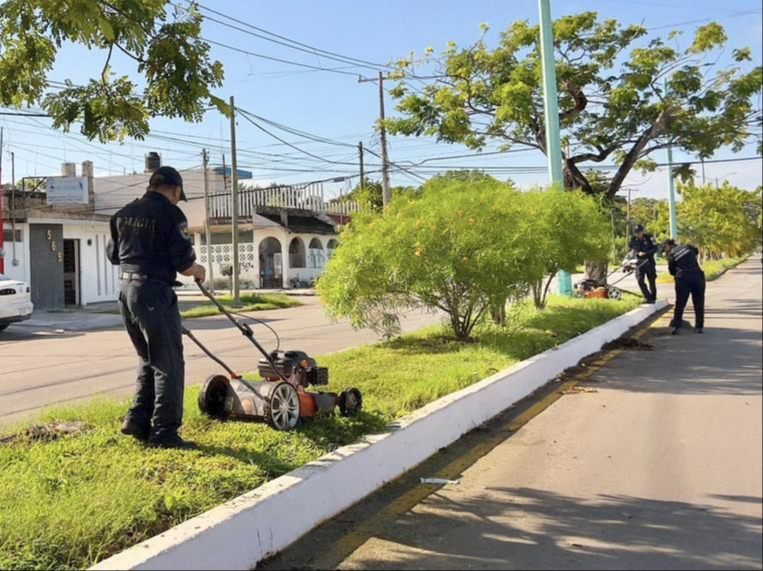 Elementos de la Policía Municipal de Othón P. Blanco limpiaron calles de la colonia Avancemos Juntos en Chetumal.