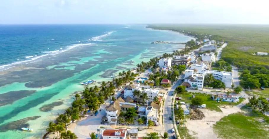 En la Zona Sur de Quintana Roo, Mahahual se ha convertido en un foco rojo de invasiones; comenzaron desde hace más de dos décadas