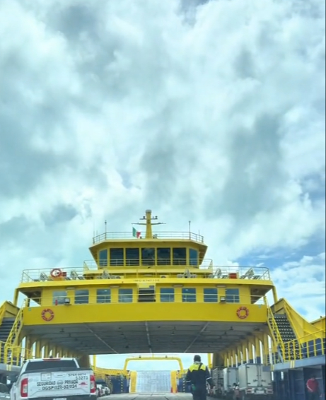 ¿Cuánto cuesta el cruce de un coche en ferry de Cancún a  Isla Mujeres?