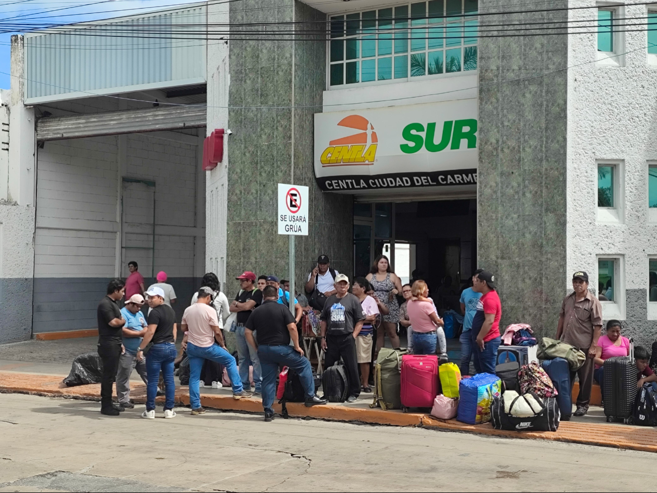 Habitantes de la Península de Atasta y Tabasco están varados en Ciudad del Carmen desde el miércoles debido a un paro de centrales camioneras