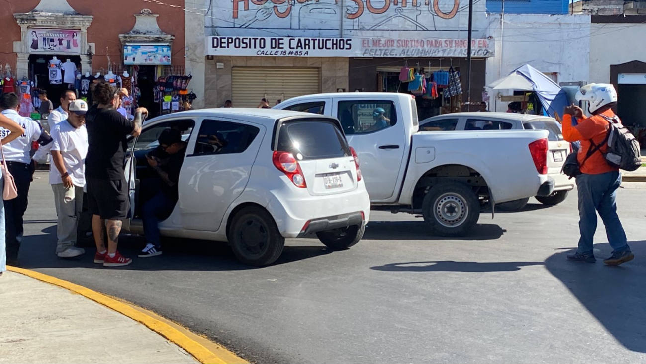 Hombres se distraen por un accidente en Campeche y provocan otro choque