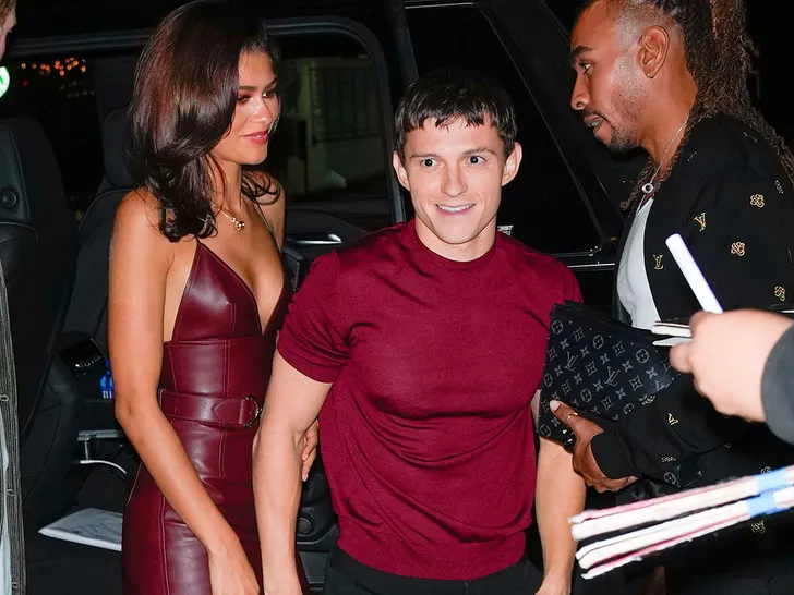 Tom Holland saca el 'spider-cholo' y protege a Zendaya de fans y prensa