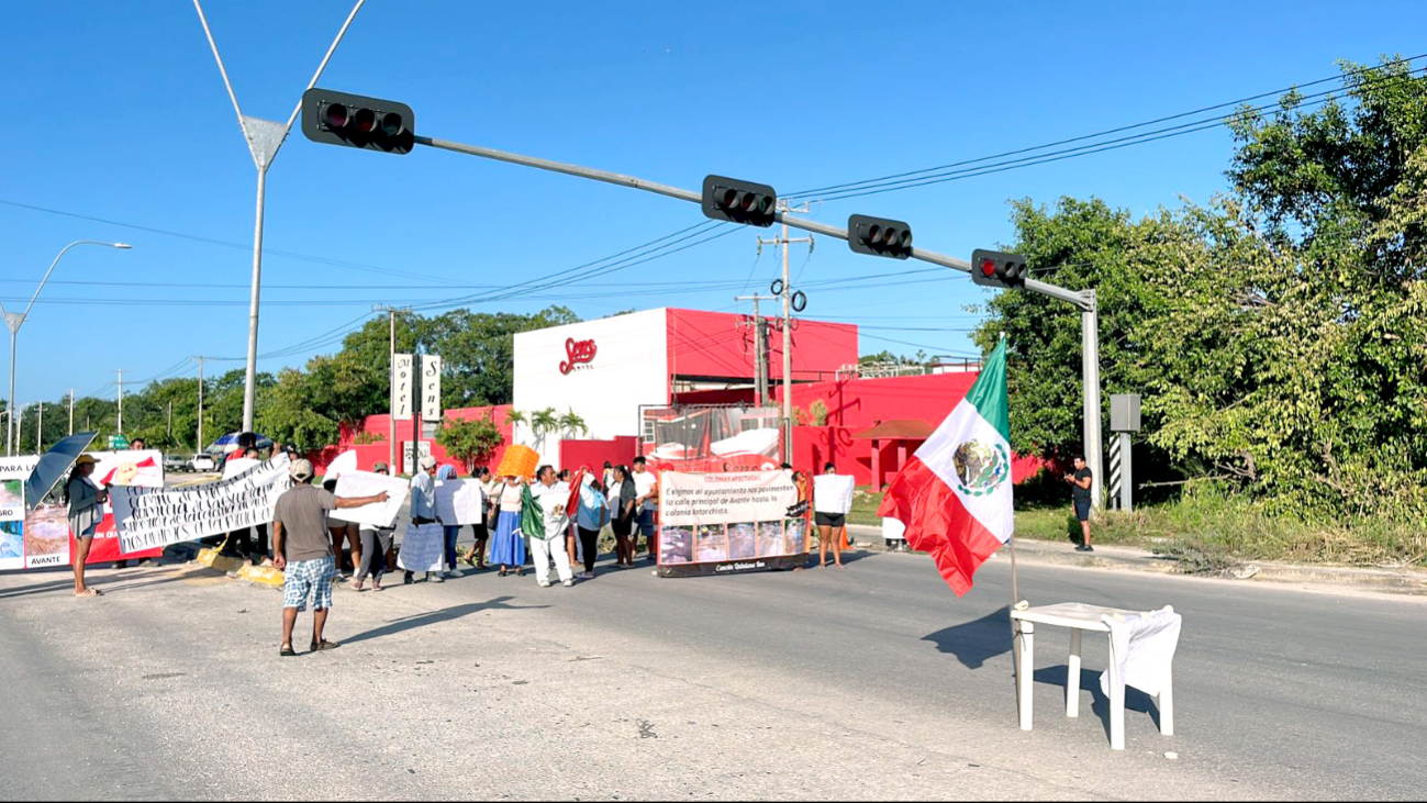 Bloqueos por falta de pavimentación: Habitantes de colonias irregulares en Cancún alzan la voz 