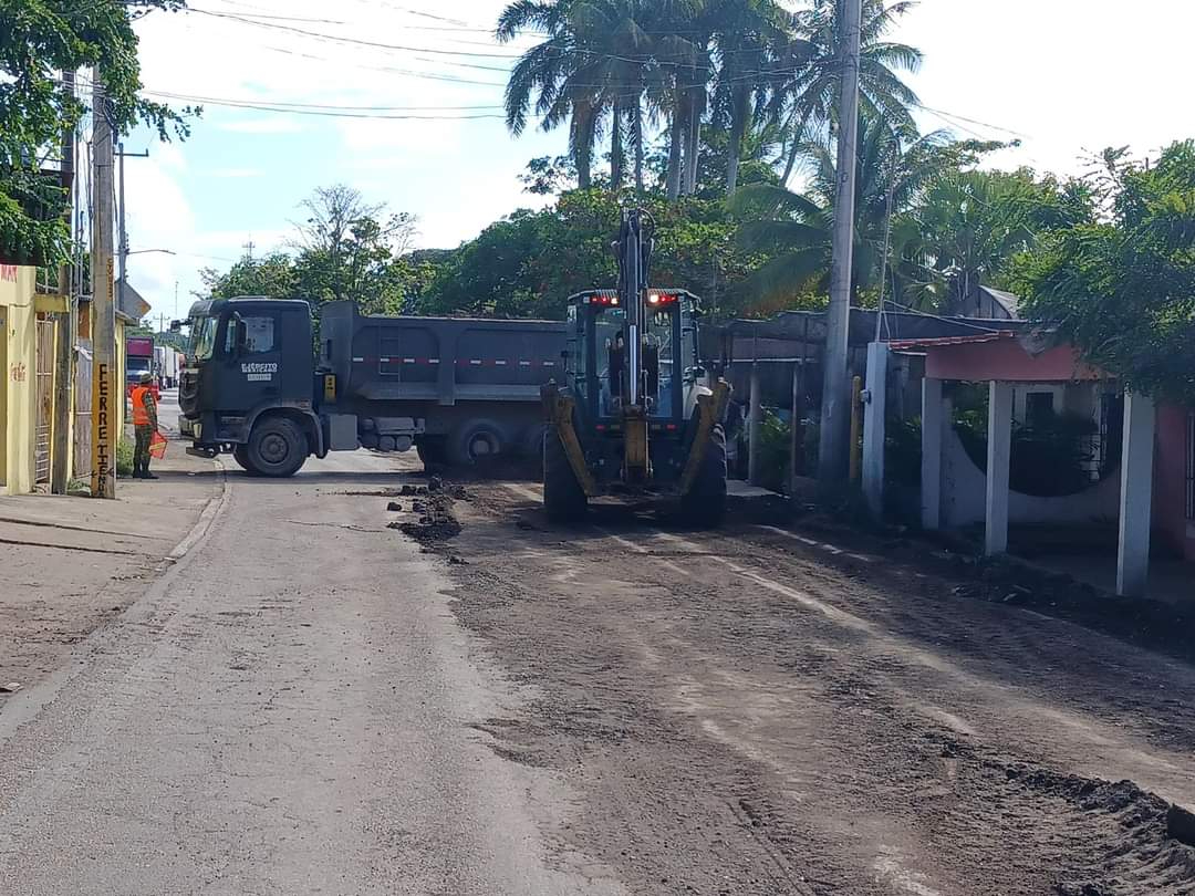 SEDENA continúa trabajos de bacheo en carretera federal 180 tras bloqueo en Atasta