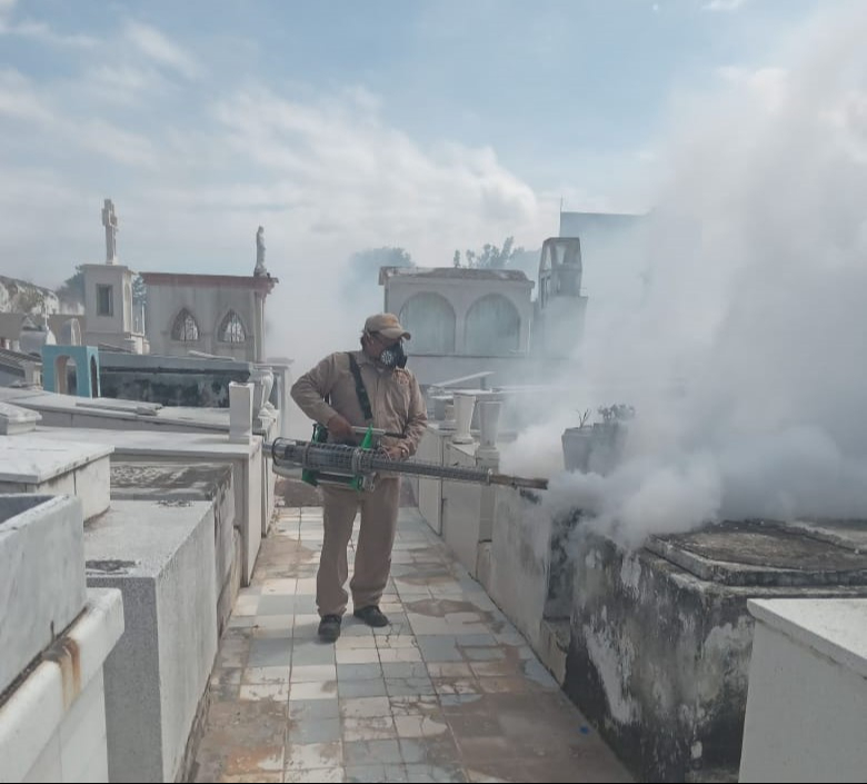 Combaten dengue en  cementerios de Campeche previo a visitas por Día de Muertos