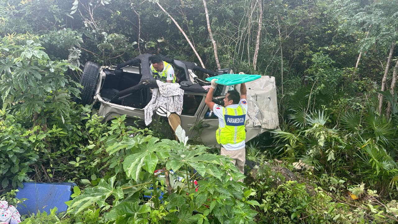 Un fuerte accidente ocurrió en la carretera Tintal, tramo Valladolid-Playa del Carmen, km 32