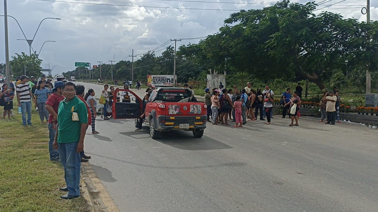 Un grupo diferente inició otros bloqueos en la avenida José López Portillo debido a la falta de pavimentación