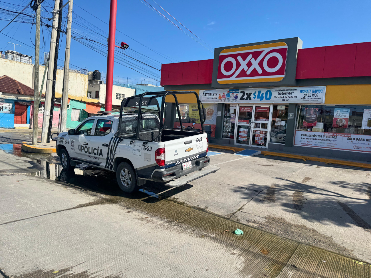 Un hombre armado con un cuchillo asaltó una tienda Oxxo en la colonia Morelos