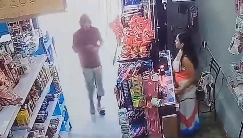 Un hombre armado con una navaja asaltó una tienda de conveniencia en la avenida Justo Sierra Méndez, llevándose 3 mil pesos