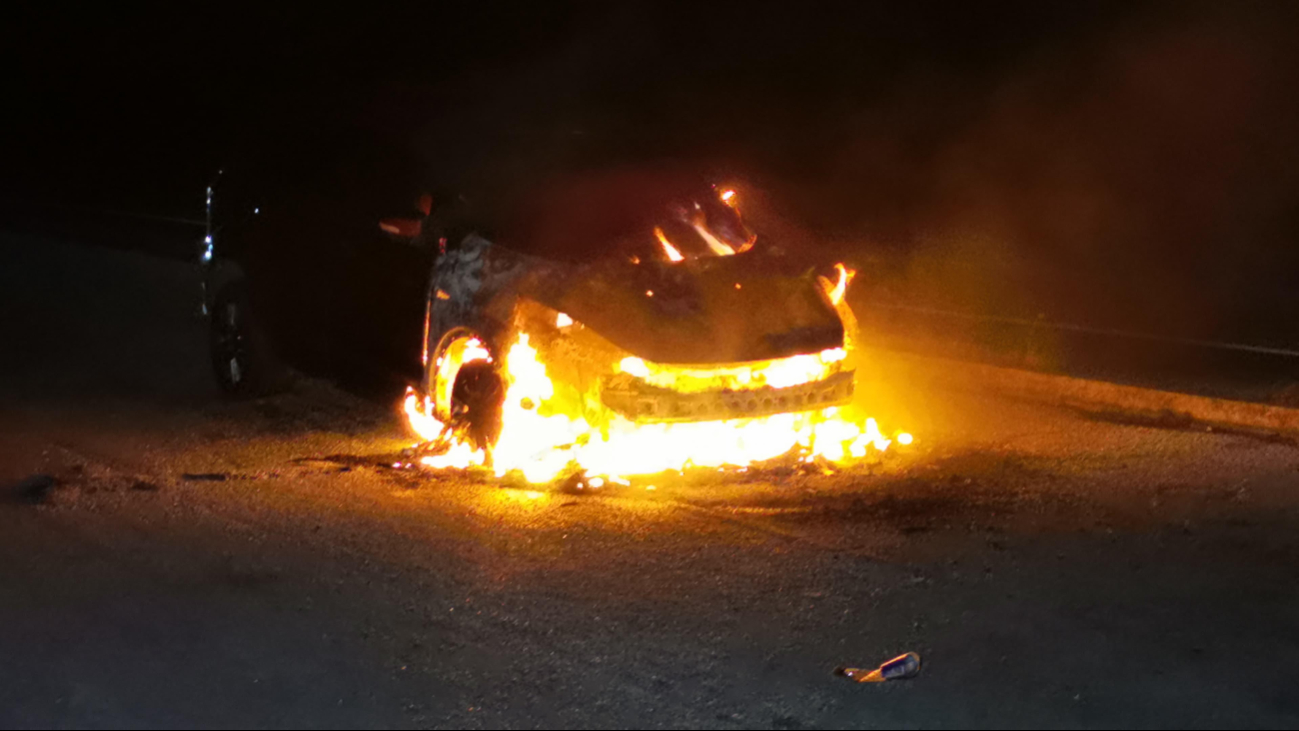 Fuerte incendio consume camioneta en tramo Isla Aguada-Ciudad del Carmen