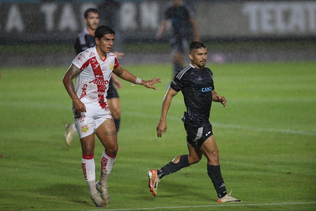 Una fuerte lluvia sorprendió a los jugadores durante el partido.