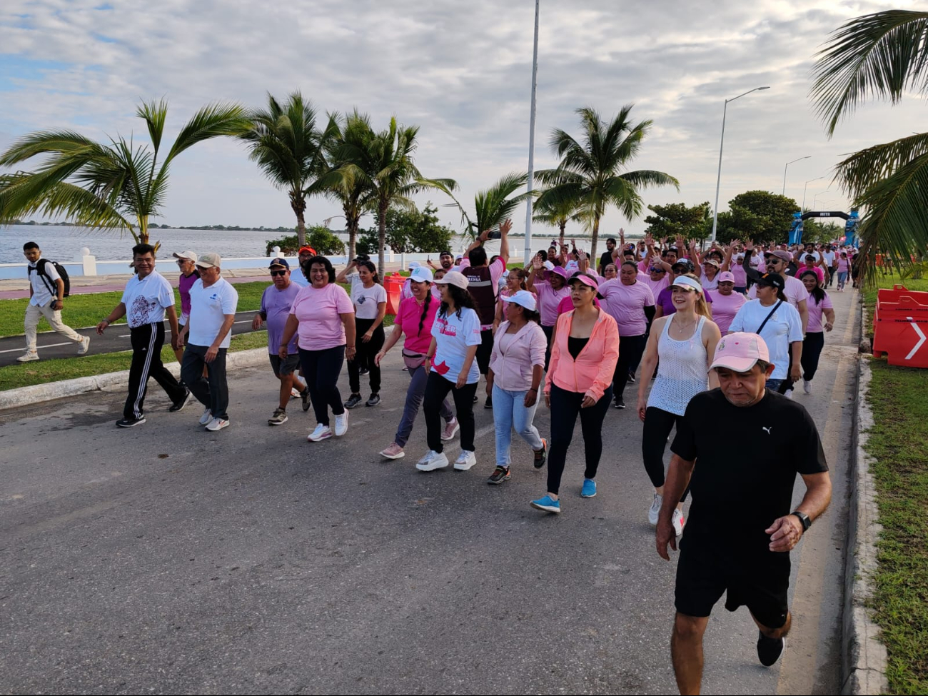 Alrededor de 400 trabajadores del sector salud y sociedad civil participaron en la rodada ciclista y caminata "Mujer Rosa, Mujer que IMSSPIRA" en Campeche