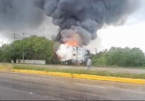 Camión destruido en accidente sobre la carretera federal Campeche-Mérida