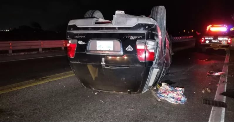 Camioneta de lujo volcada en puente de Ciudad del Carmen