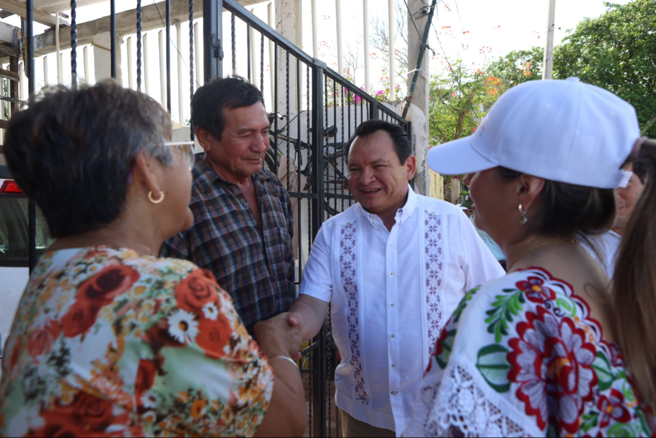 Durante su recorrido, el gobernador visitó casa por casa, escuchando a los ciudadanos para trabajar juntos en soluciones