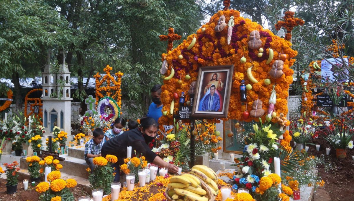 En la tradición mexicana, la comida que se coloca en el altar tiene un papel simbólico