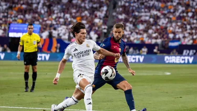 Barcelona golea 4-0 al Real Madrid  en el Clásico español  y  no suelta la cima de LaLiga