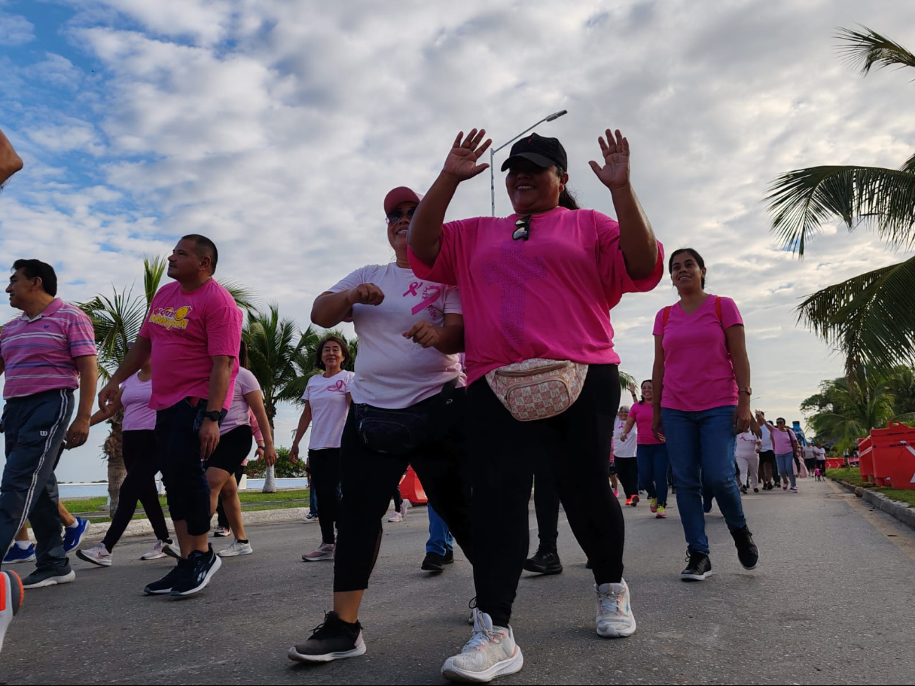 Los participantes, vestidos de rosa, partieron de la Plaza de las Tres Culturas y recorrieron la avenida Costera del Golfo