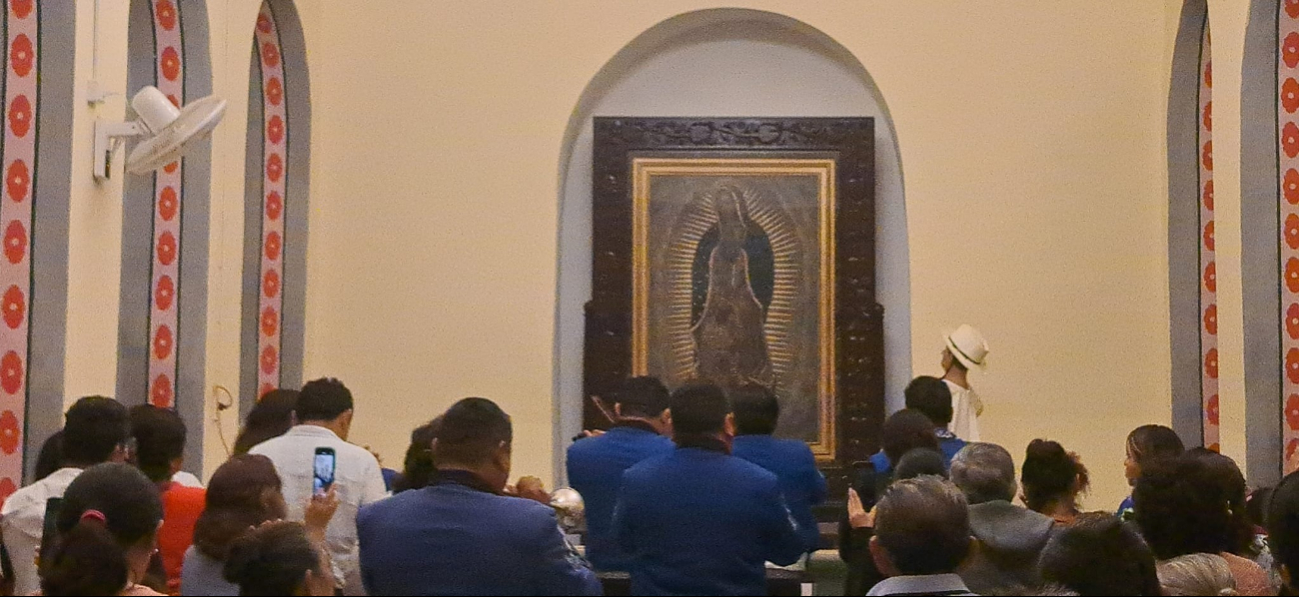 a iglesia se convierte en un punto de encuentro para los devotos de la Virgen de Guadalupe.