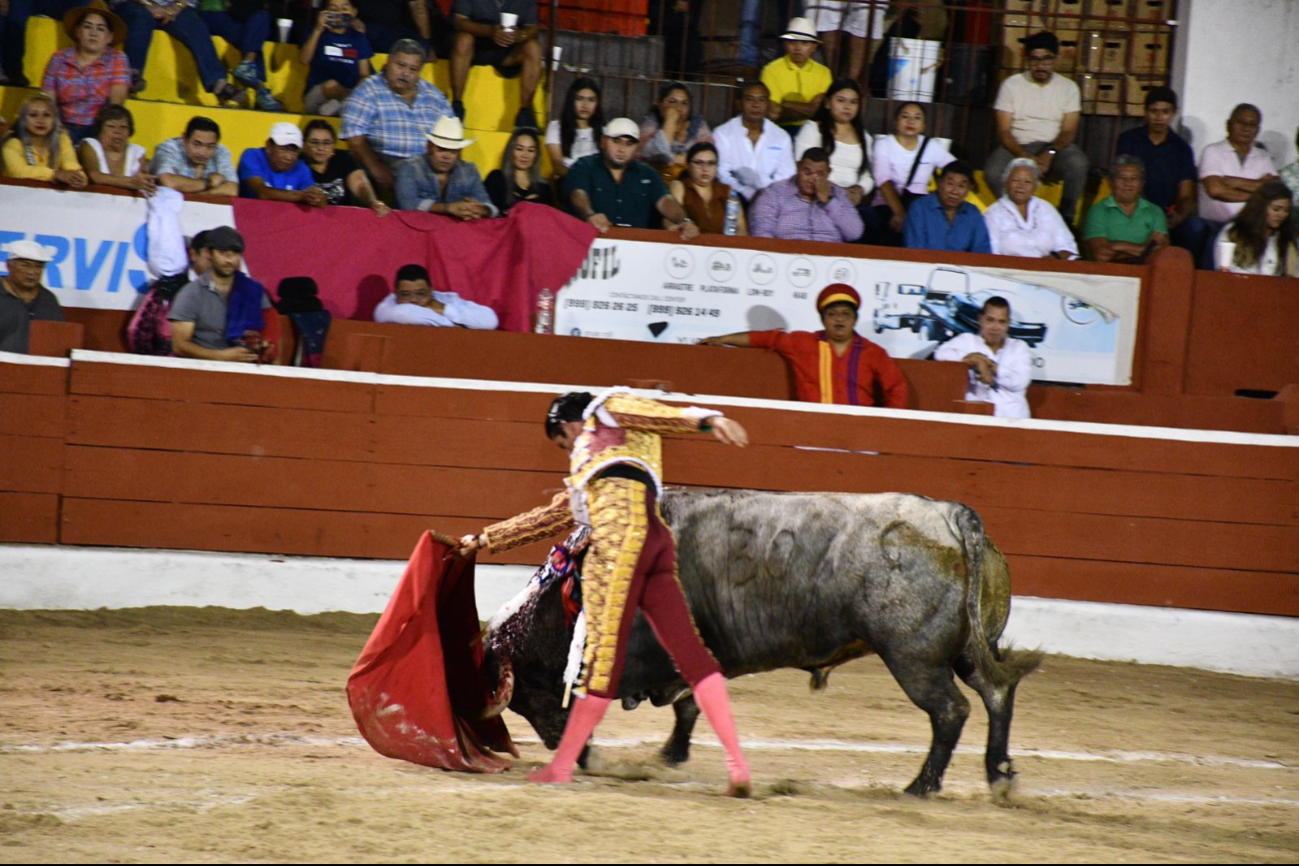 Afición coreaba desde las gradas en la Plaza de Toros Mérida.