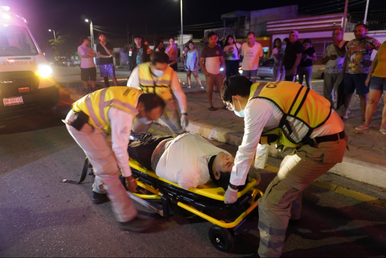 Ciclista y motociclista colisionaron en un momento de no poder parar a tiempo.