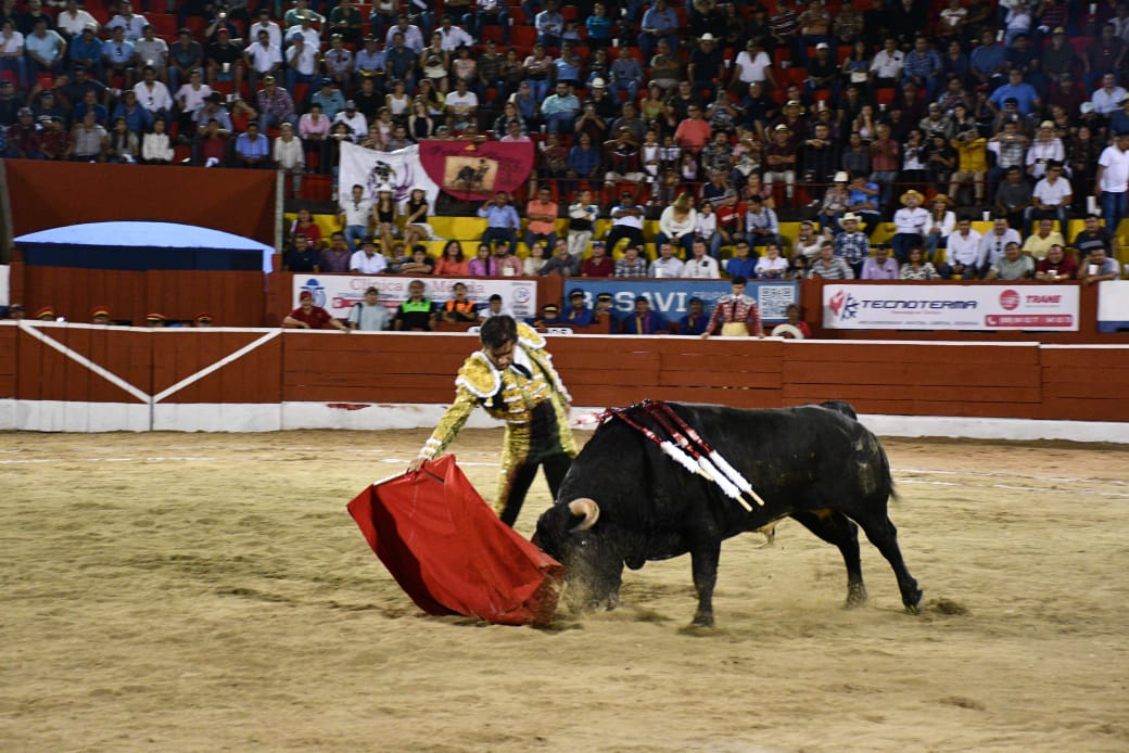 Con cada pase, el público alababa el desempeño de los toreros.