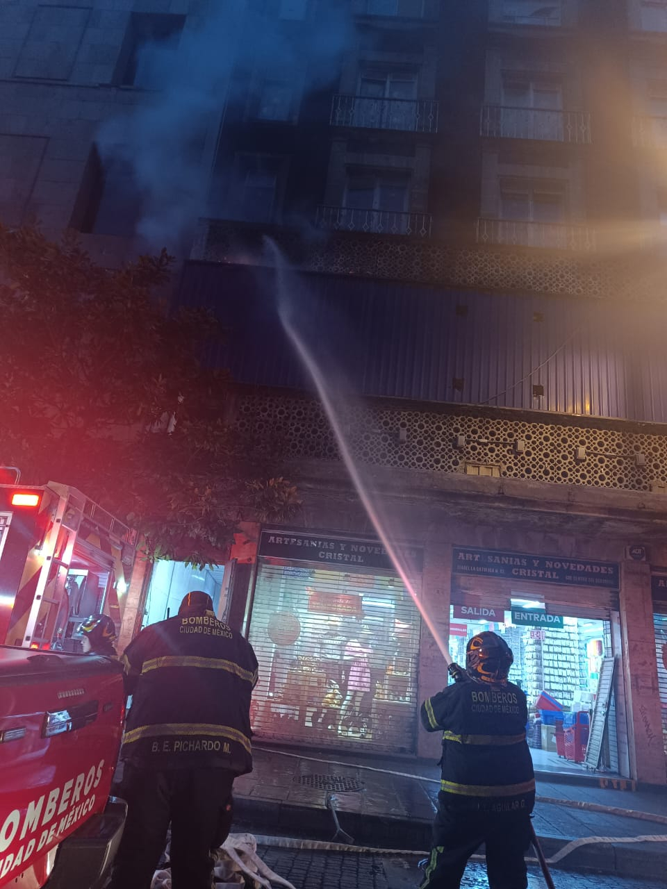 EL cuerpo de bomberos apagando el incendio