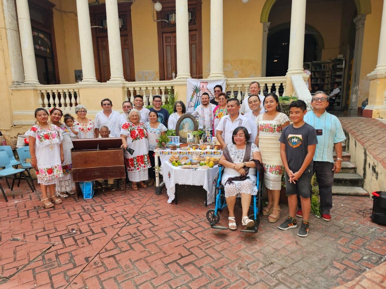 El evento se efectuó entre flores, un altar instalado, rezos, el sonido del instrumento musical conocido como serafina y el gremio