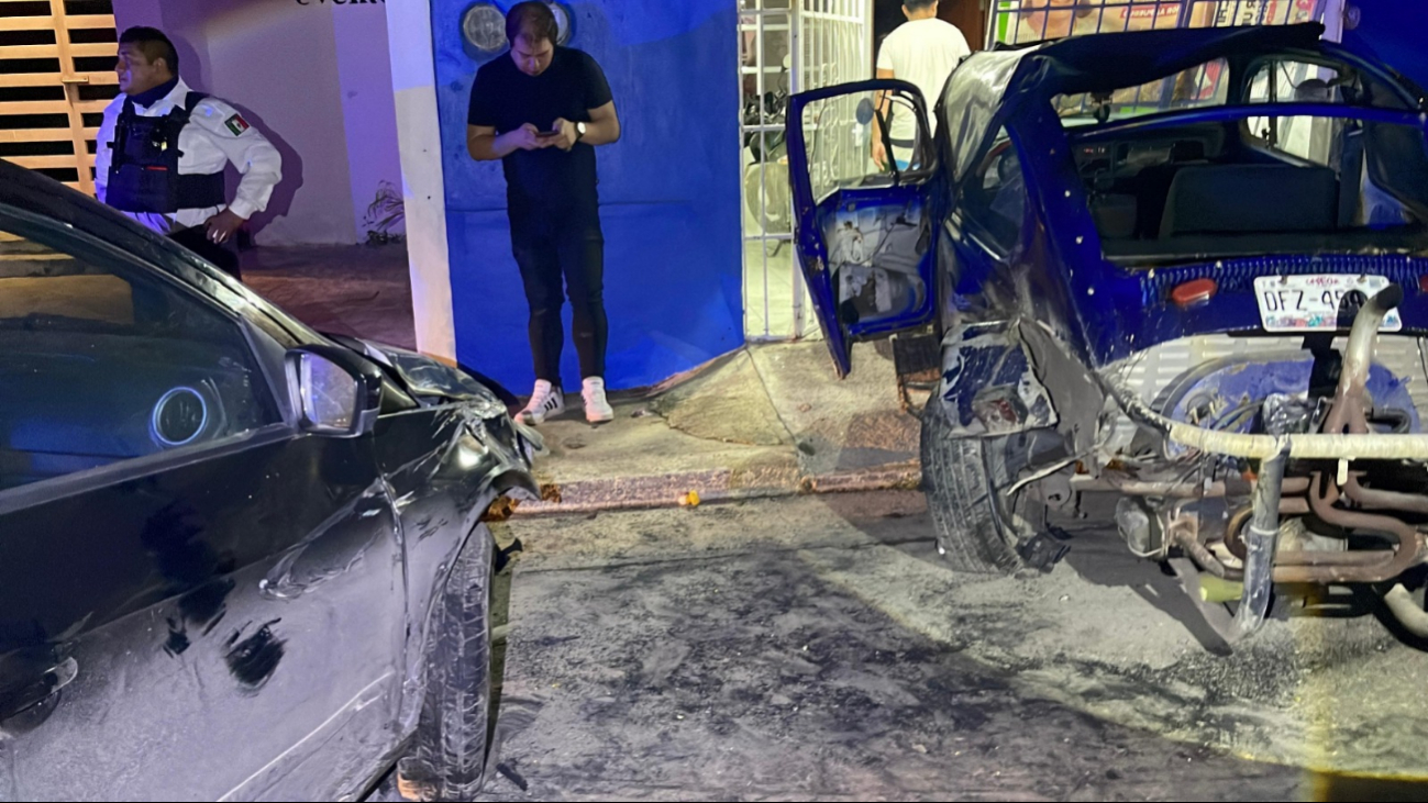 Ebrio choca su vehículo contra un coche estacionado en Samulá, Campeche