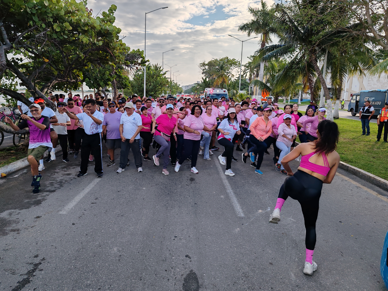 Hombres y mujeres participaron en la actividad deportiva del malecón