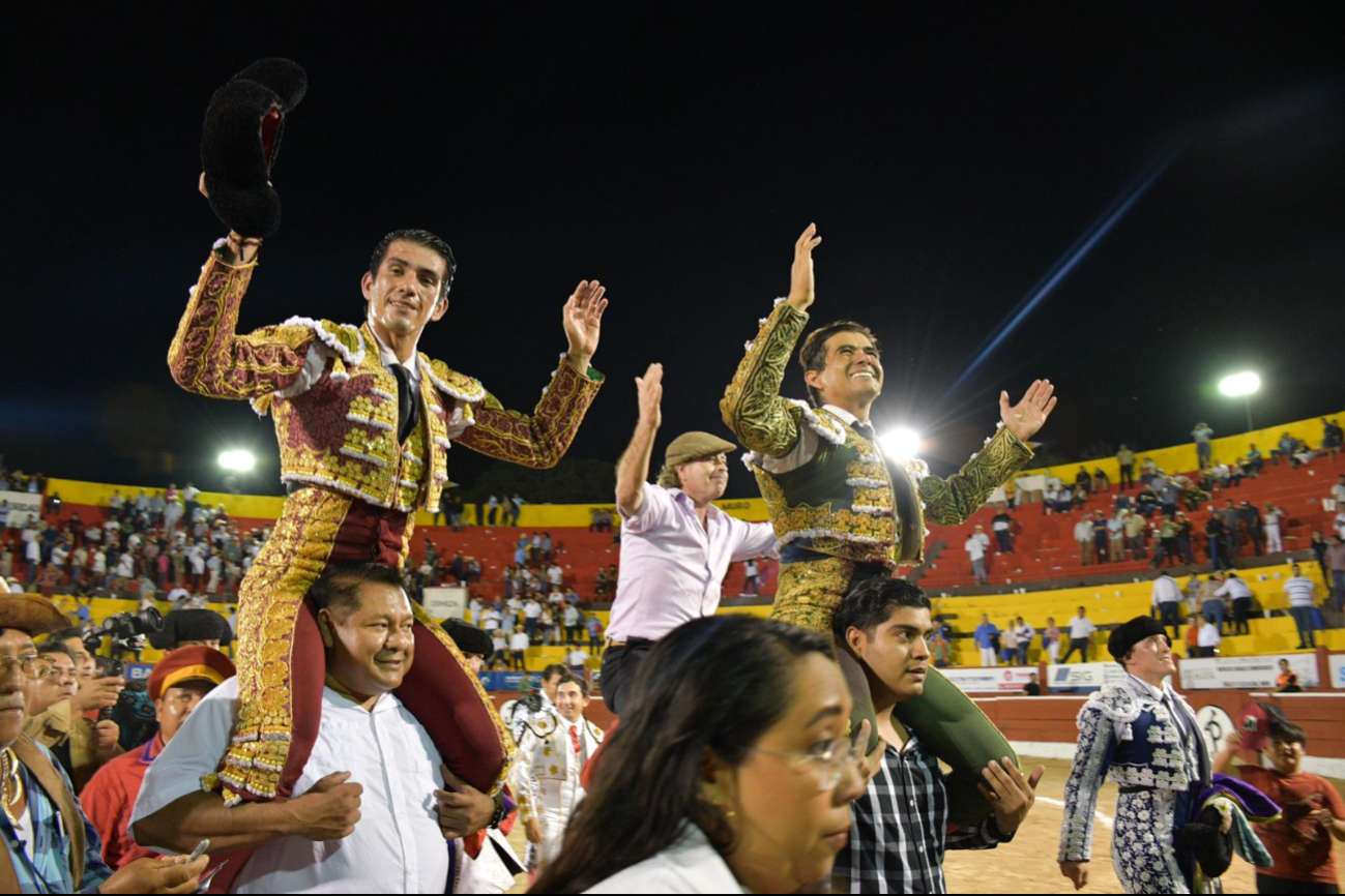 Joselito Adame y Ernesto Javier “Calita” salieron a hombros de la primera corrida en la Plaza de toros Mérida