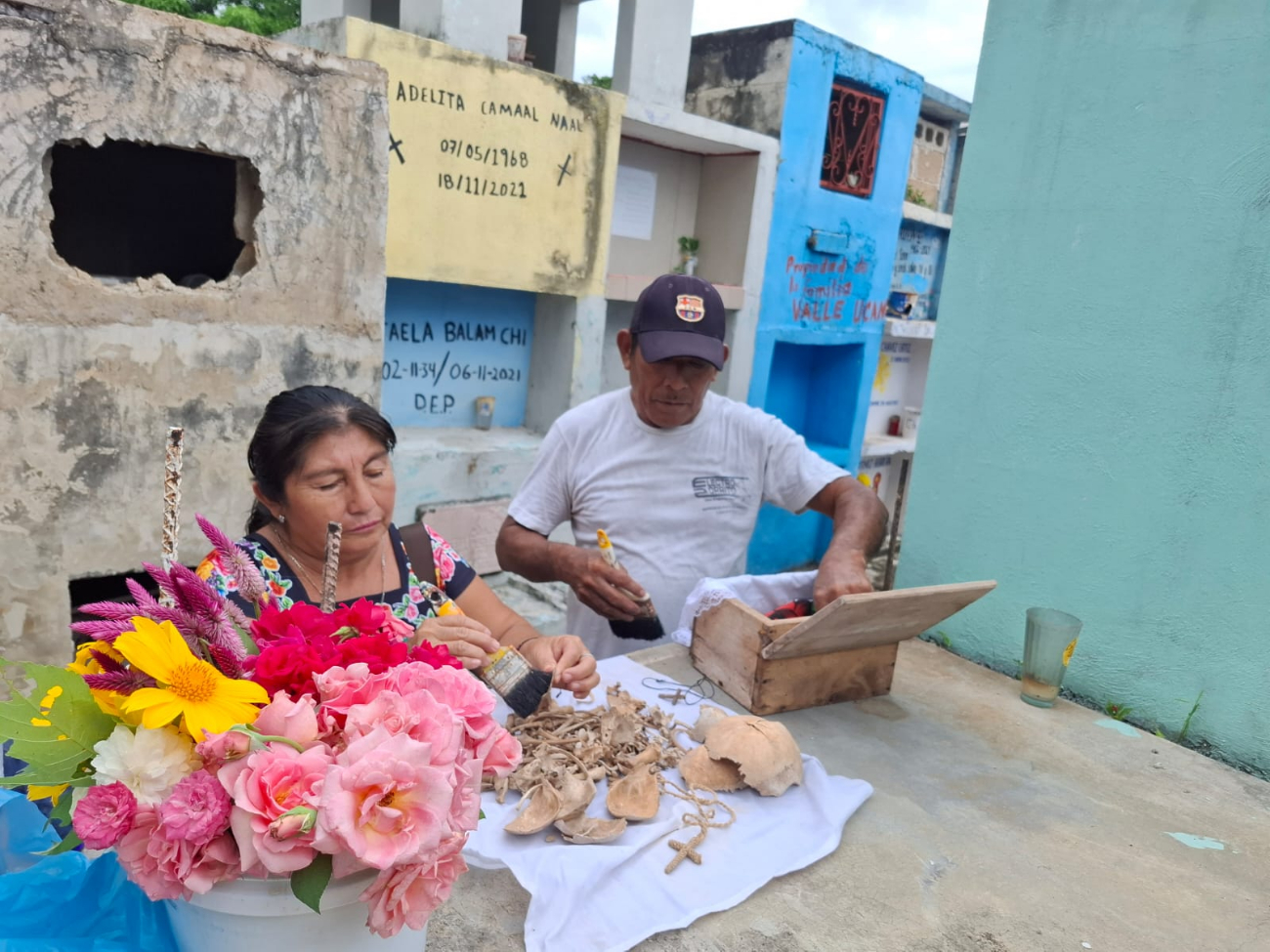 Llevan flores y veladoras