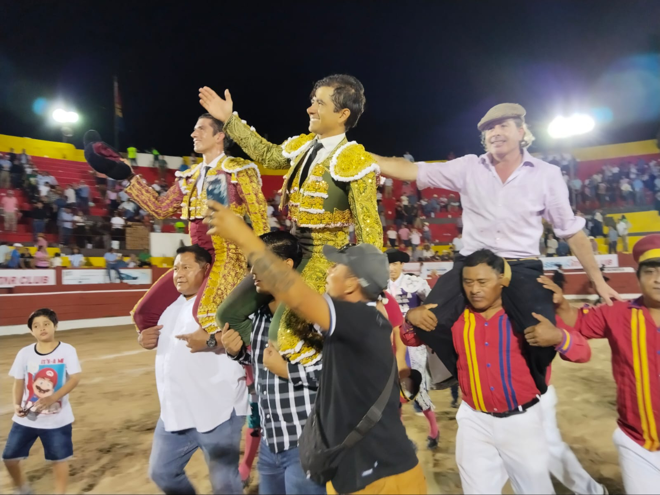 Los toreros fueron cargados entre hombros tras su desempeño.