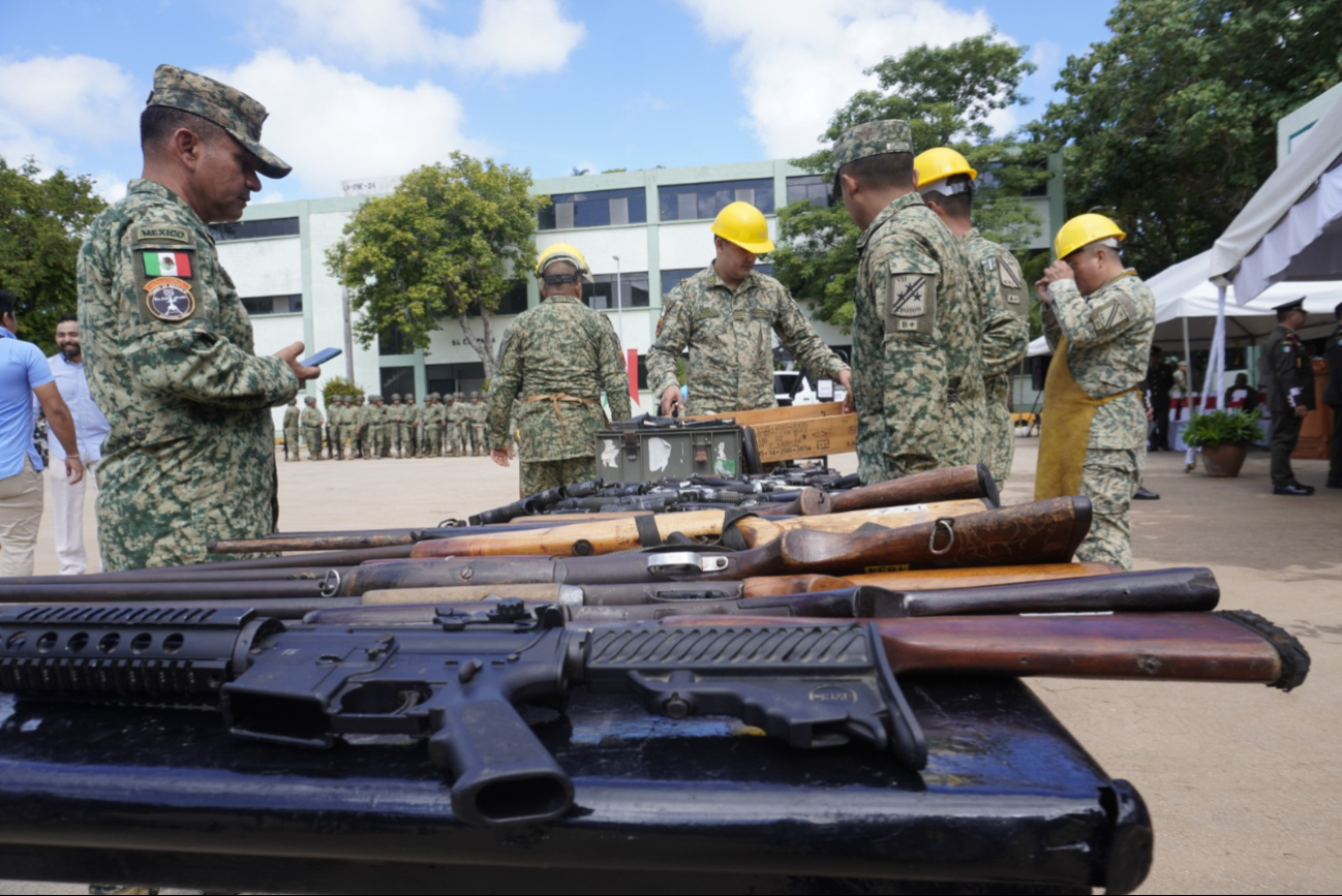 Según la Ley de Armas de Fuego y Explosivos, los ciudadanos pueden poseer pistolas semiautomáticas de calibre no superior al .380, con algunas excepciones