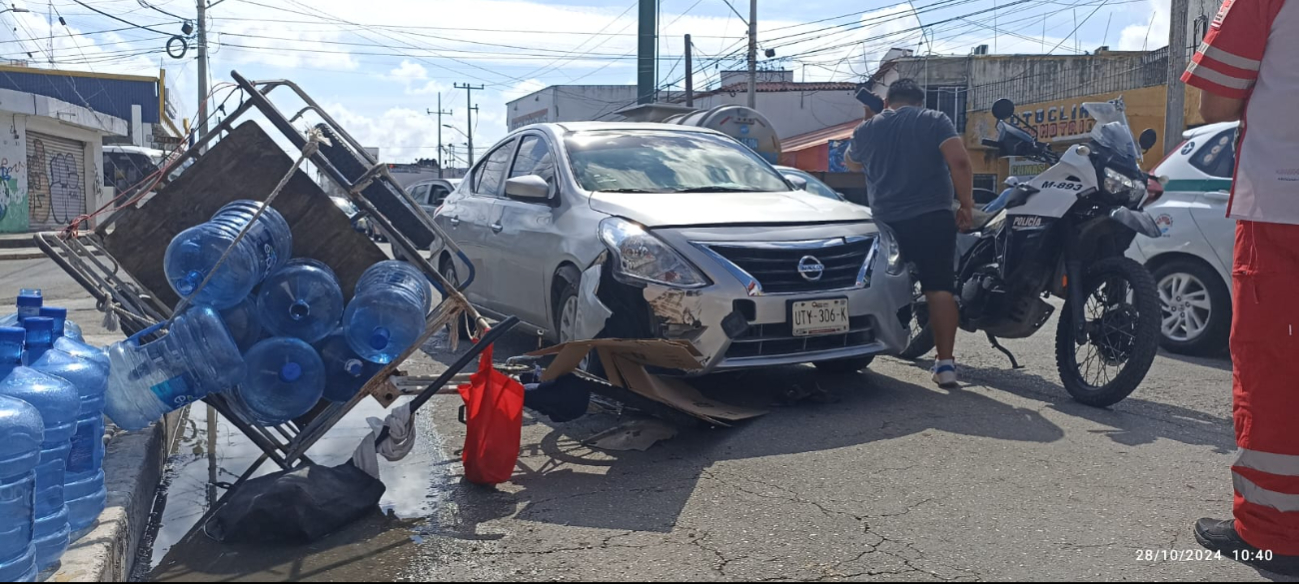 Conductora atropella a tricicletero en la avenida Uxmal en Cancún