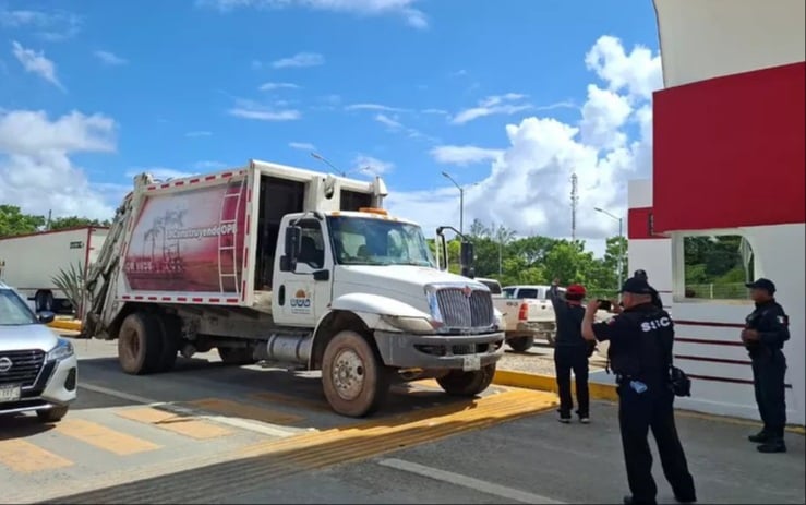 Autoridades se encontraban en la investigación de un camión de basura.