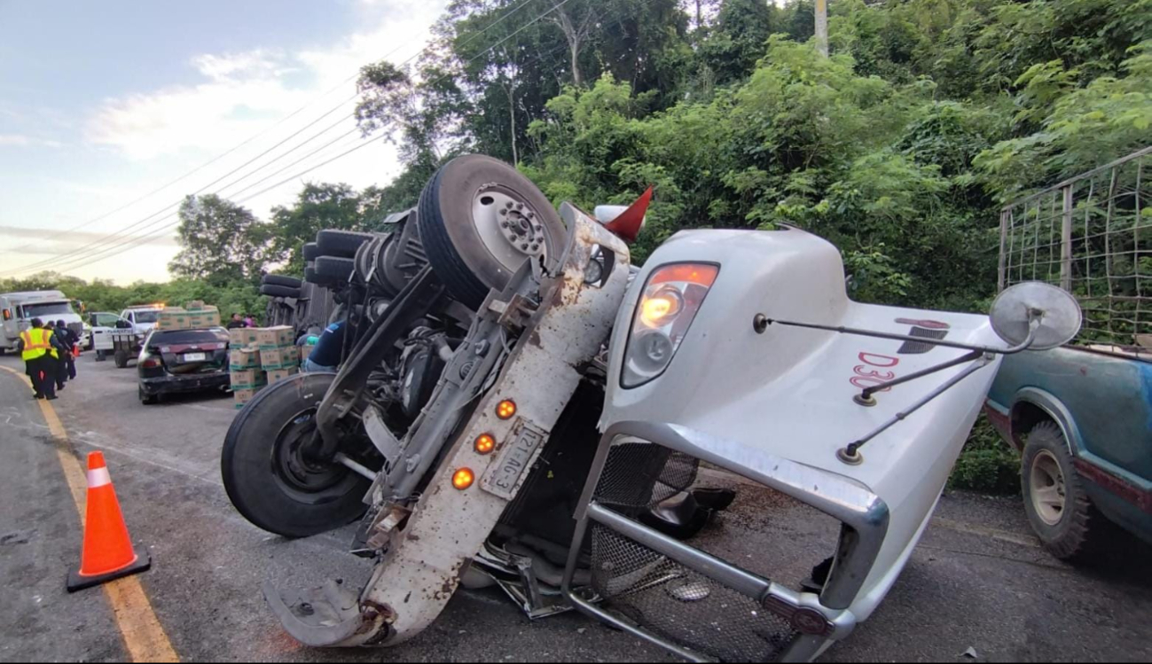 Tráiler de productos de limpieza sufre rapiña tras volcarse en José María Morelos