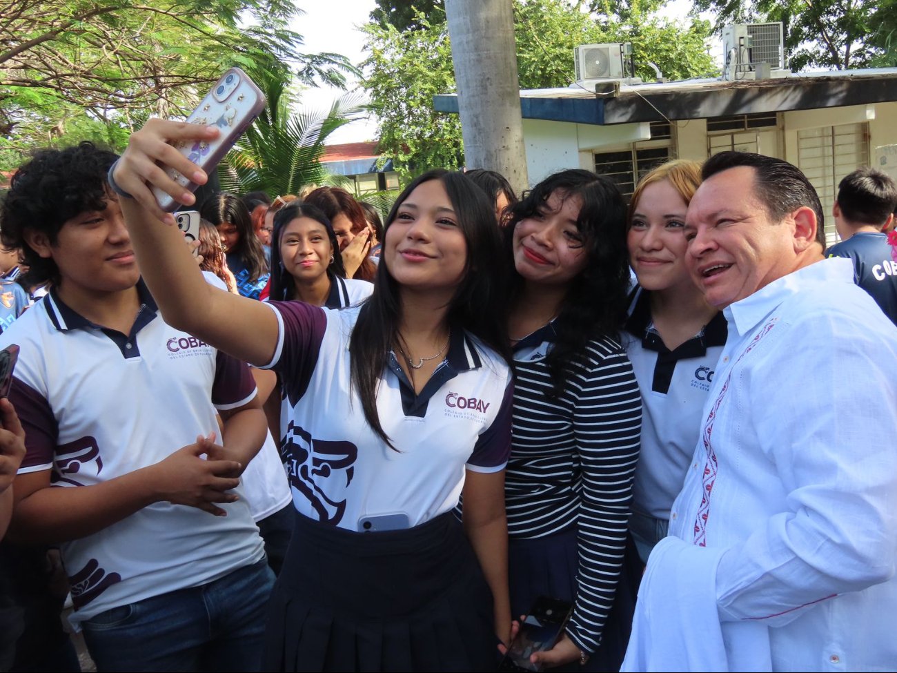 El Gobernador compartió momentos con los estudiantes