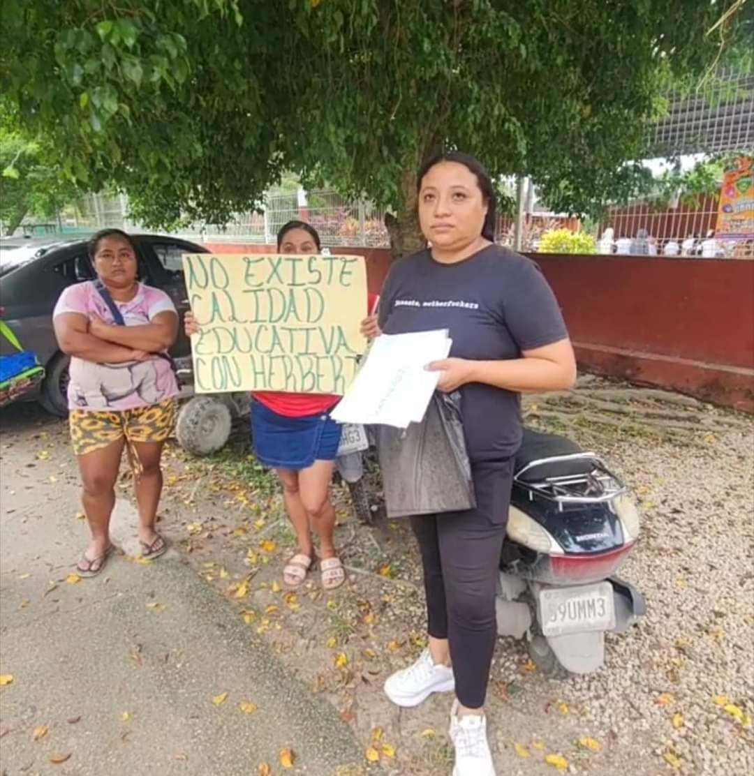 Las madres de familia afirman nunca haber tenido algún problema con anteriores docentes, hasta ahora