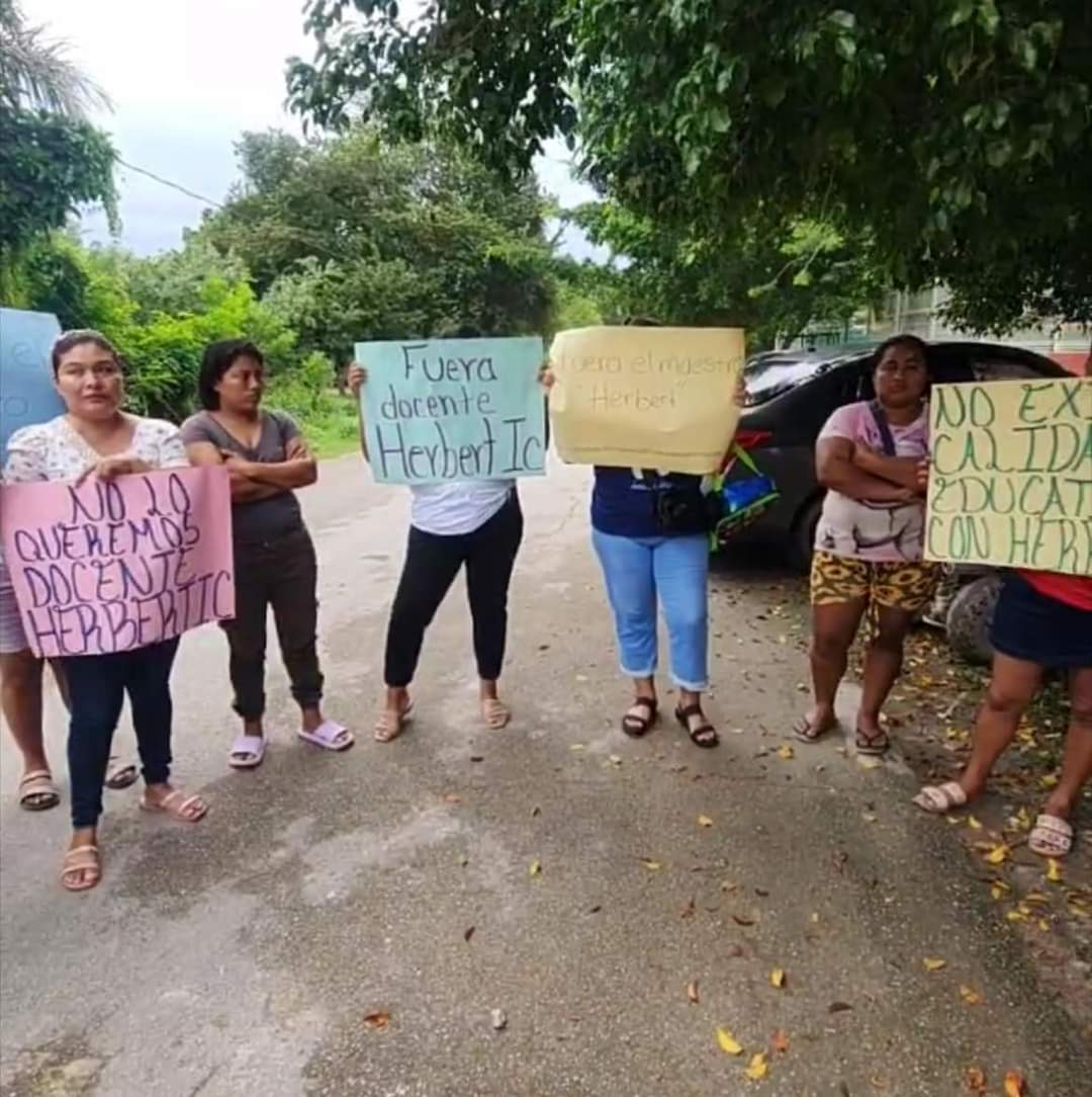 Las madres de las estudiantes comenzaron a protestar con cartulinas exigiendo su despido